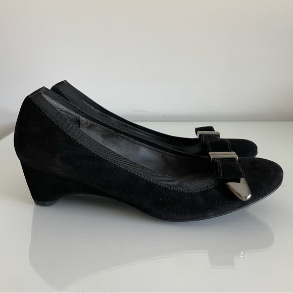 Stuart Weitzman Black Suede Bow Wedge Pump Shoes Size 6.5 - Picture 2 of 12